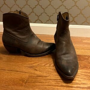 Frye Billy short booty 10B